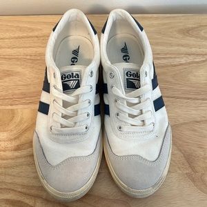 Gola blue-striped badminton sneaker